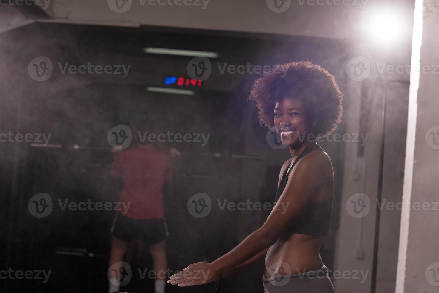 schwarze frau, die sich auf das klettertraining vorbereitet foto