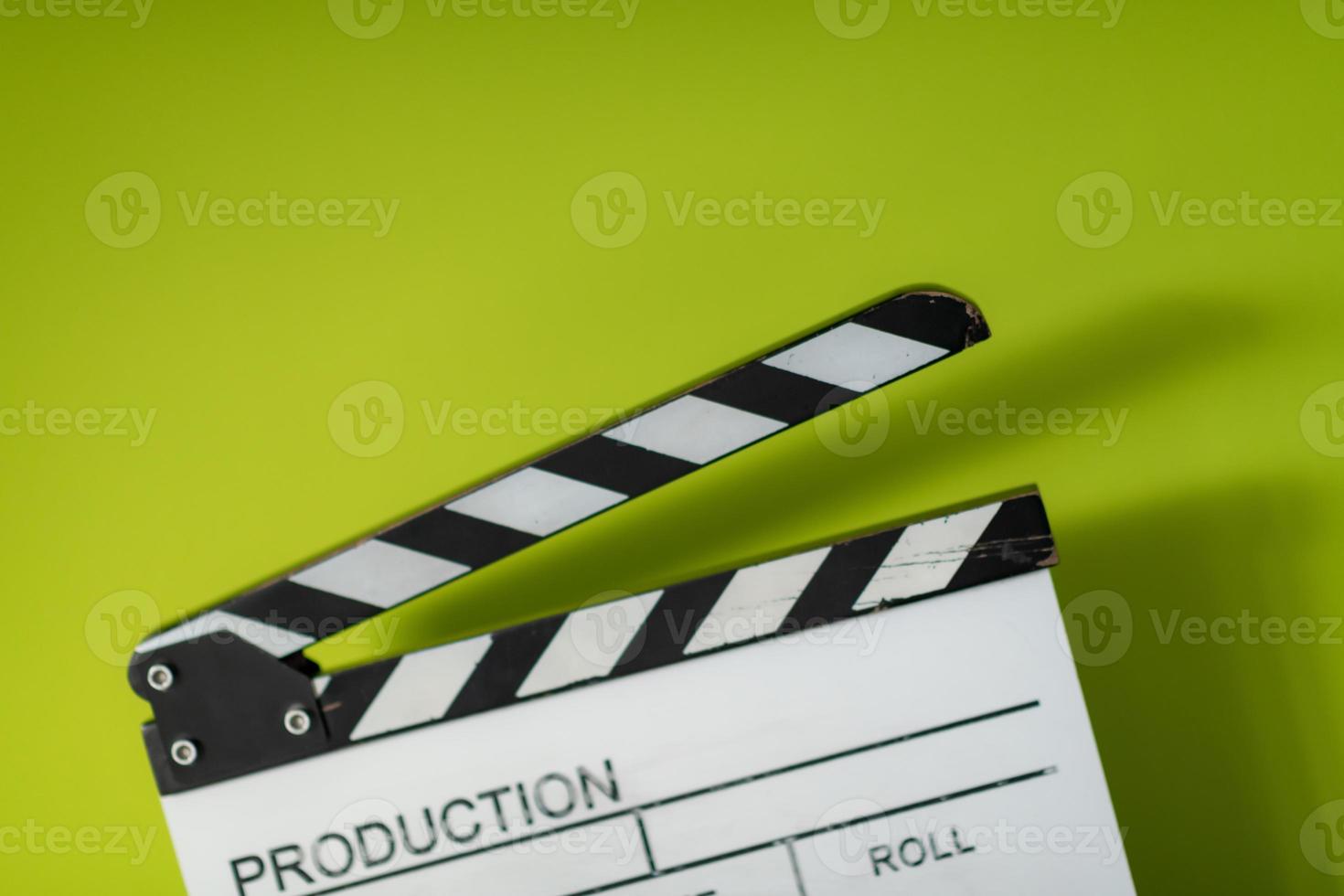 Filmklöppel auf grünem Hintergrund foto