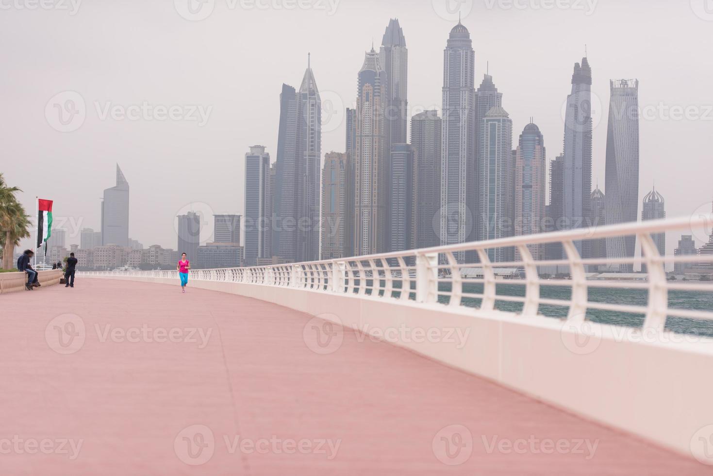 Frau läuft auf der Promenade foto