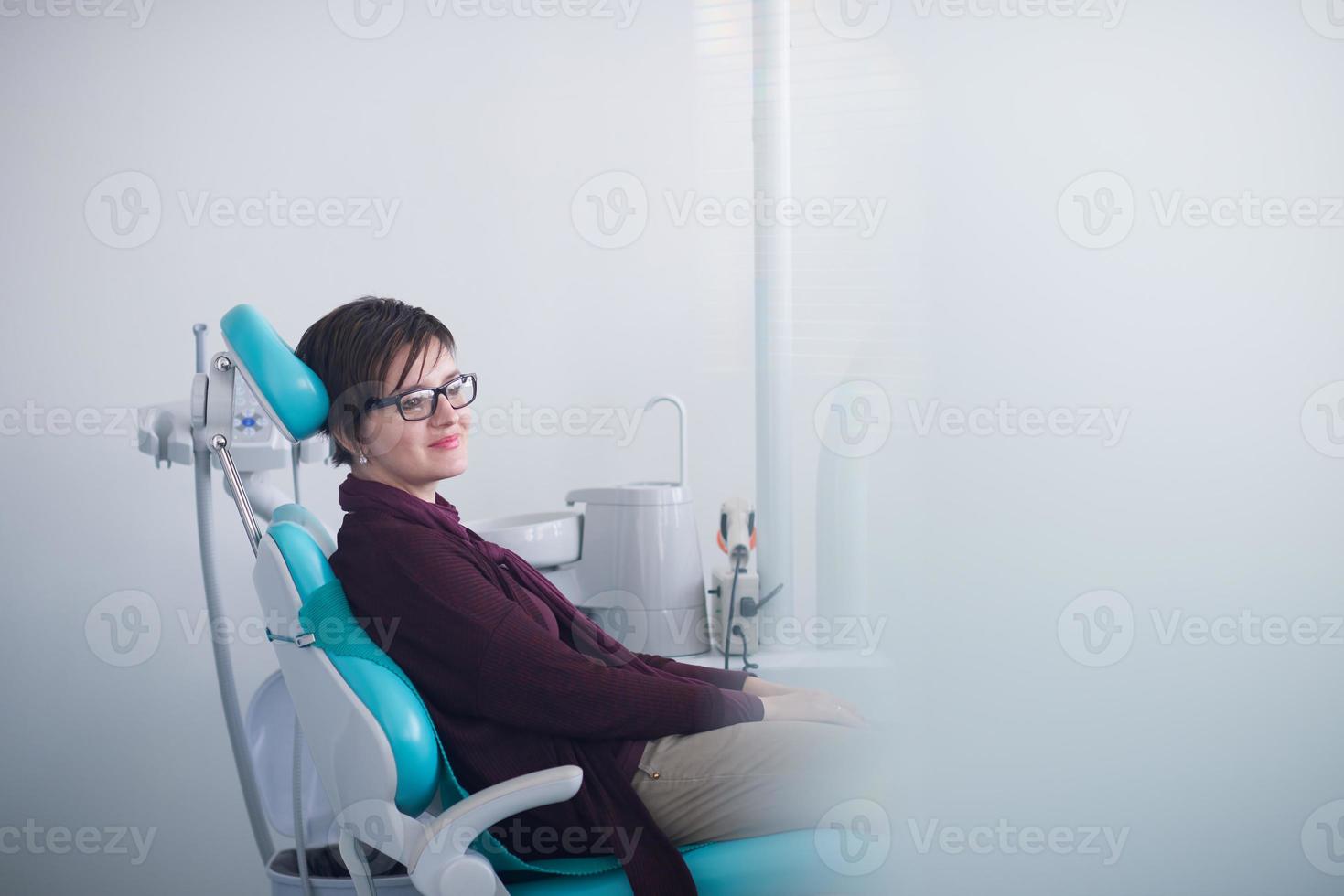 Patientin beim Zahnarzt foto