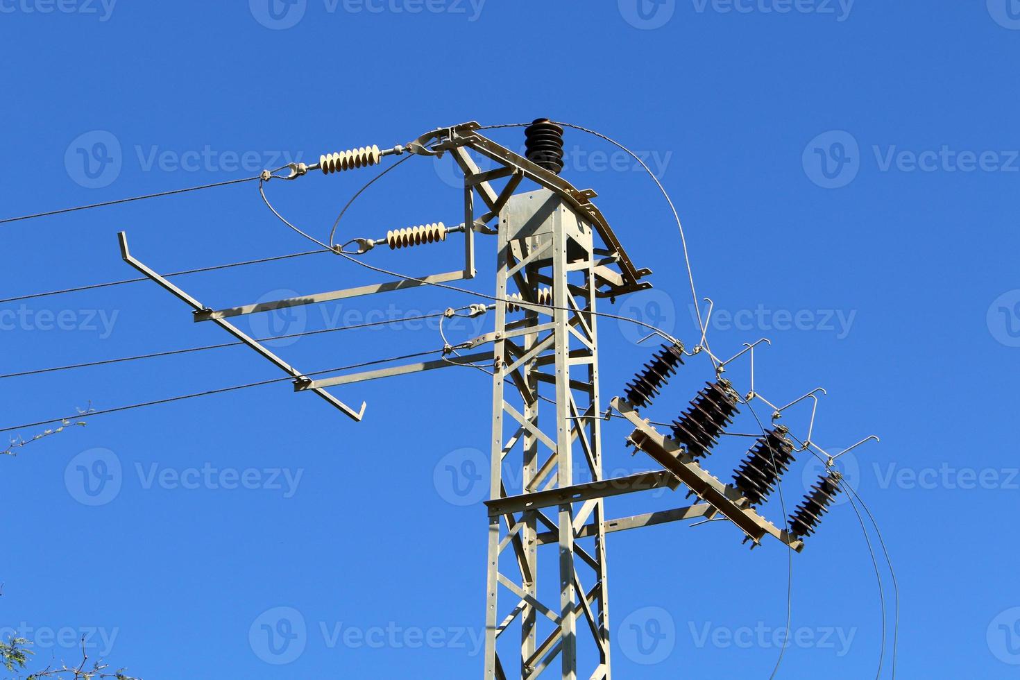 elektrische Leitungen, die Hochspannungsstrom führen. foto