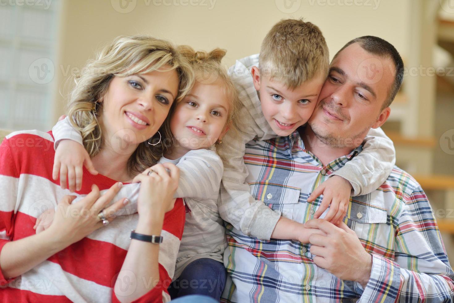 glückliche junge familie zu hause foto