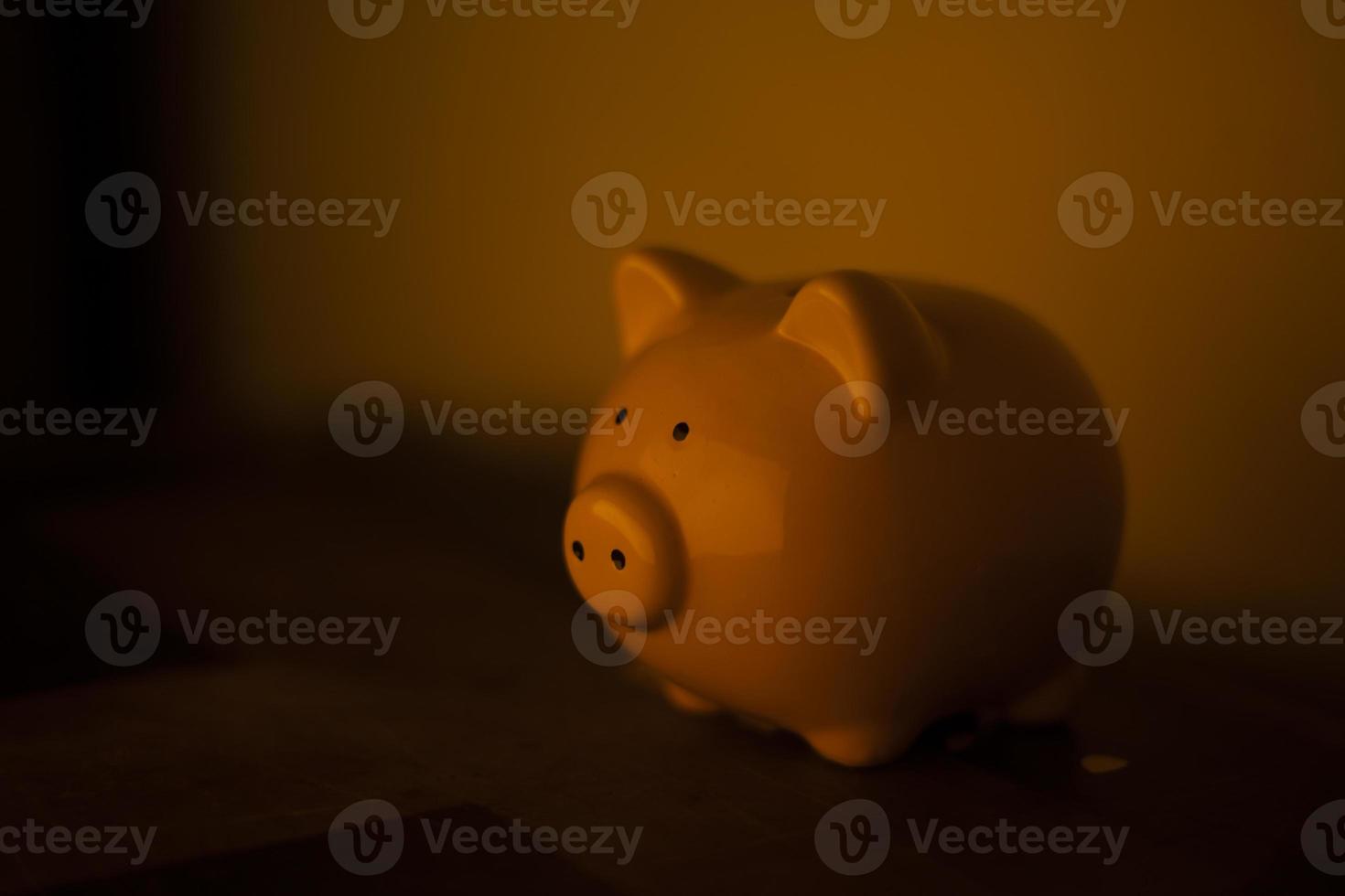 Sparschwein. Figur Schwein zum Falten von Geld. Symbol für finanzielles Wohlergehen. Tierfigur ist aus Porzellan. foto