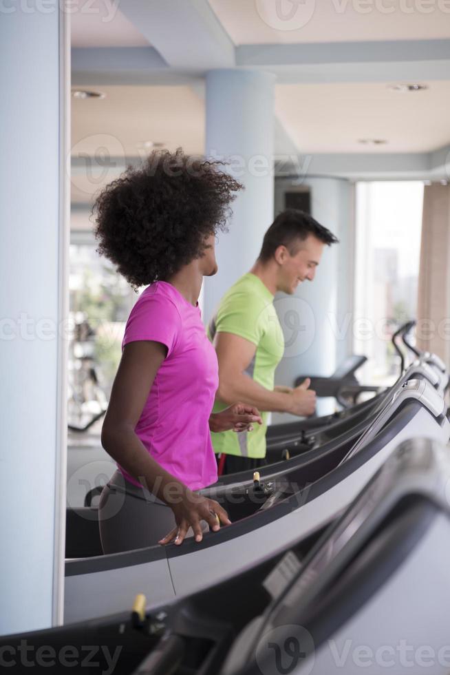 leute, die im fitnessstudio ein cardio auf dem laufband ausüben foto