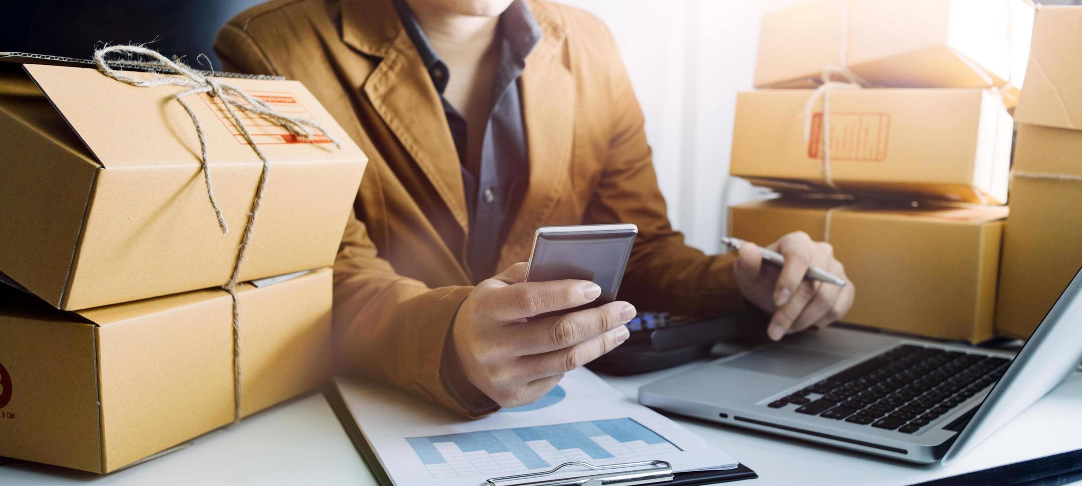 Online-Verkaufsideen für die Arbeit zu Hause. asiatischer mann beantwortet telefonanrufe. um Bestellungen von Online-Kunden anzunehmen. sehr guter Verkauf foto