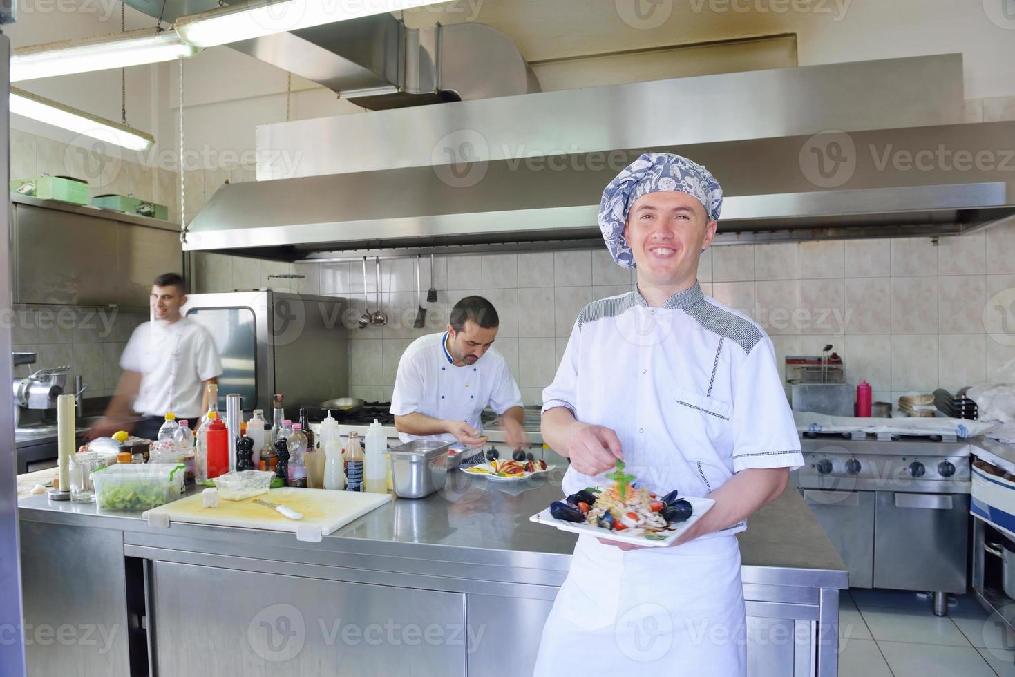 Koch bereitet Essen zu foto