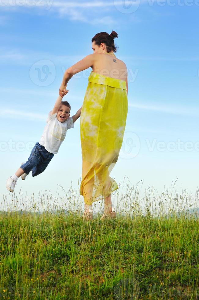 Frau Kind im Freien foto