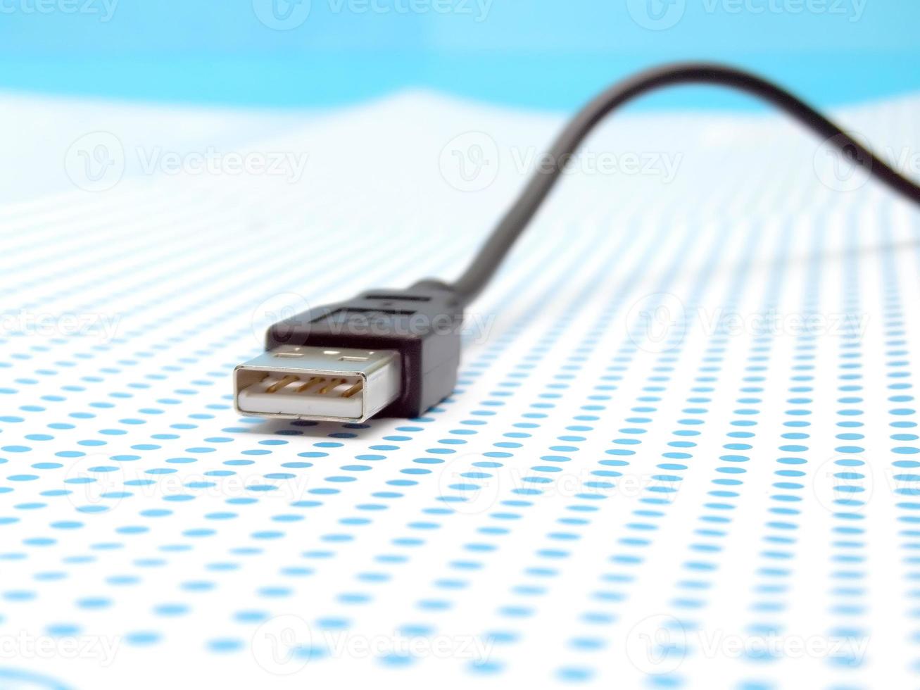 usb-kabel auf gepunktetem hintergrund foto