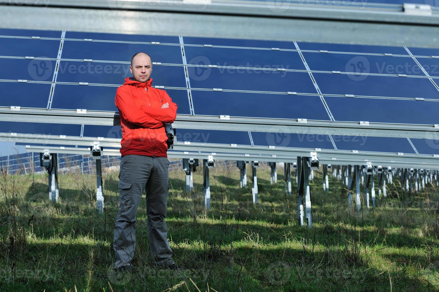 männlicher Solarpanel-Ingenieur am Arbeitsplatz foto