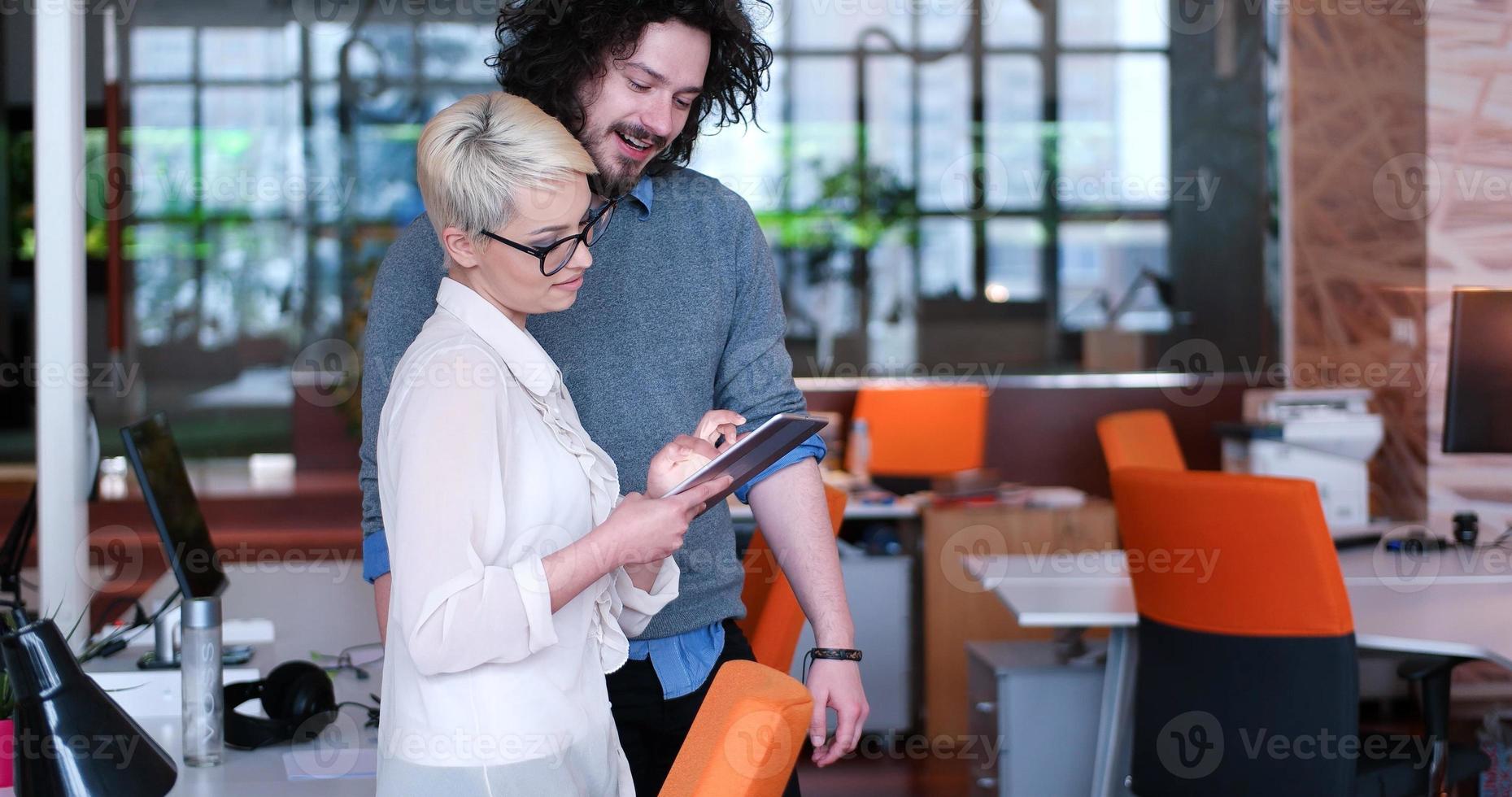 Geschäftsleute, die im Büro mit Tablets arbeiten foto