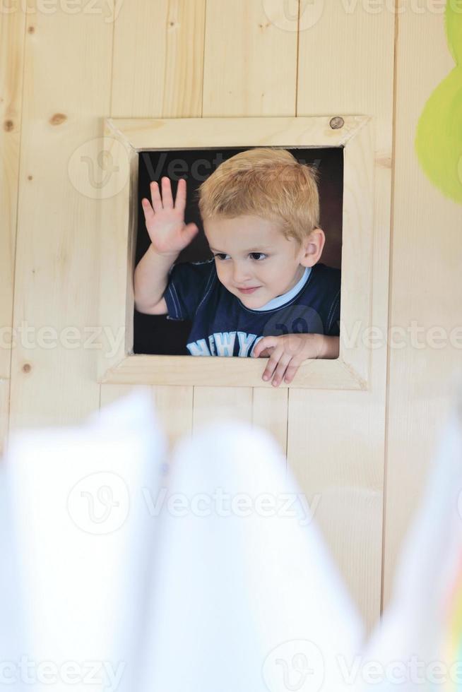 glückliches Kind in einem Fenster foto