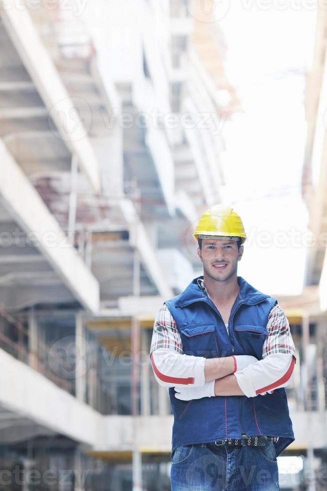 harter Arbeiter auf der Baustelle foto