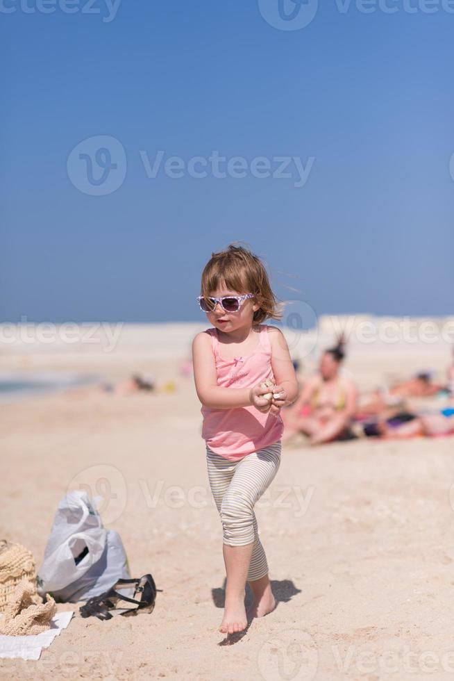 kleines Mädchen am Strand foto