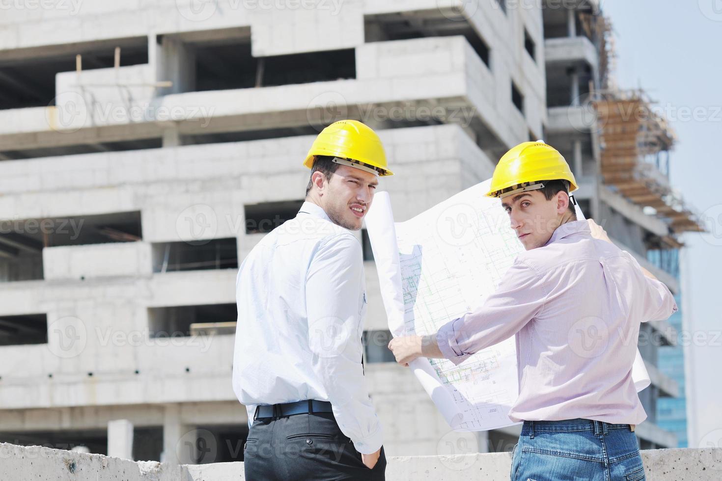 Architektenteam auf der Baustelle foto