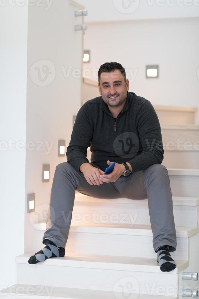 Mann sitzt auf der Treppe foto