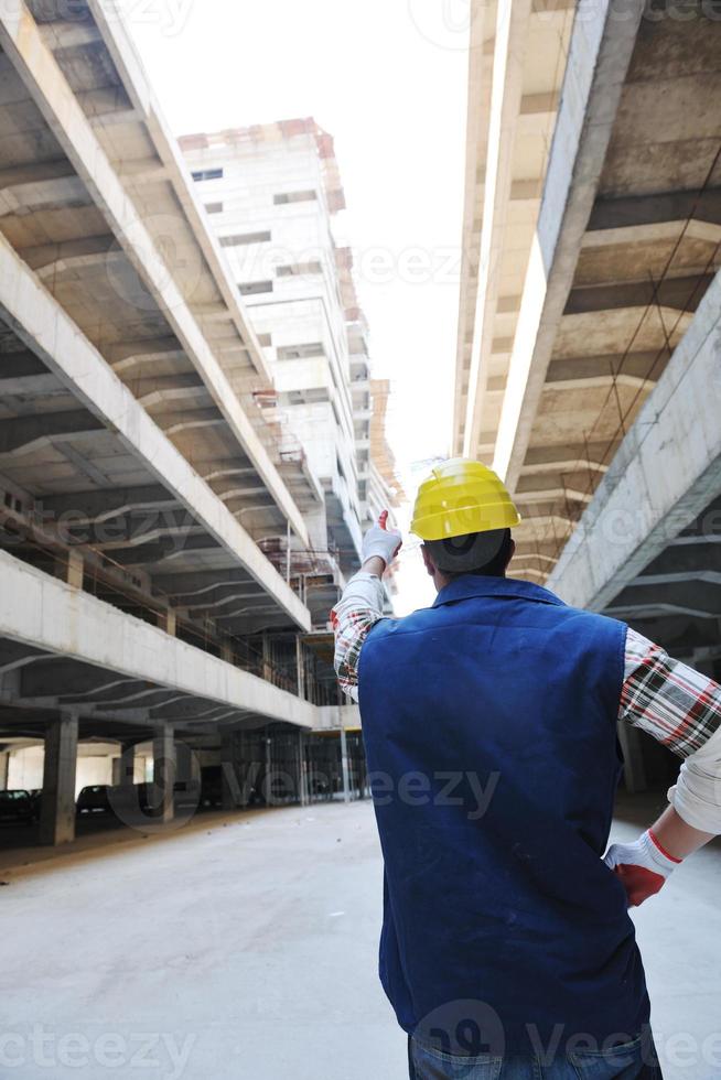 harter Arbeiter auf der Baustelle foto