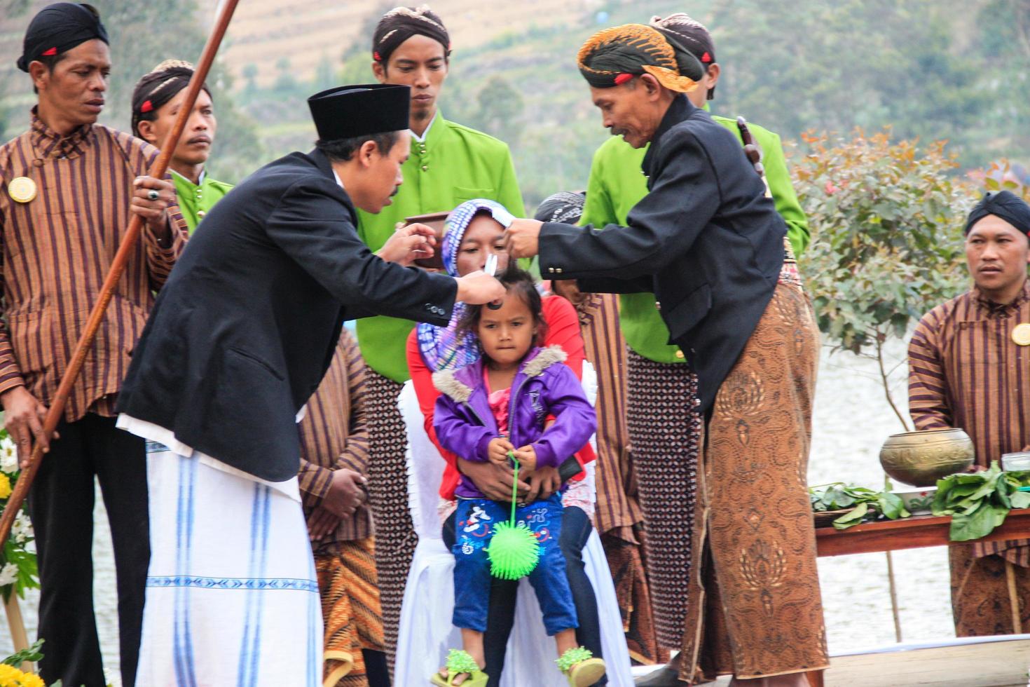 dieng, indonesien - 1. august 2015. dieng-kulturfestival, touristen folgen der dreadlocks-prozession während der dieng-kulturfestivalveranstaltung in dieng, banjarnegara-bezirk, zentrales java foto