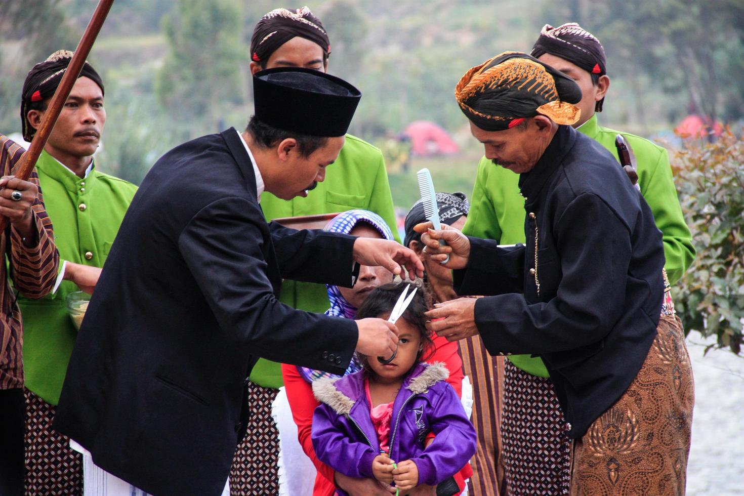 dieng, indonesien - 1. august 2015. dieng-kulturfestival, touristen folgen der dreadlocks-prozession während der dieng-kulturfestivalveranstaltung in dieng, banjarnegara-bezirk, zentrales java foto