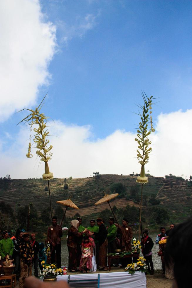 dieng, indonesien - 1. august 2015. dieng-kulturfestival, touristen folgen der dreadlocks-prozession während der dieng-kulturfestivalveranstaltung in dieng, banjarnegara-bezirk, zentrales java foto