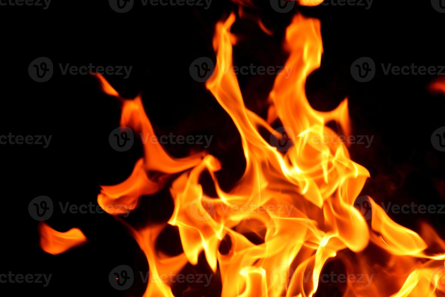 Feuerflamme auf schwarzem Hintergrund foto