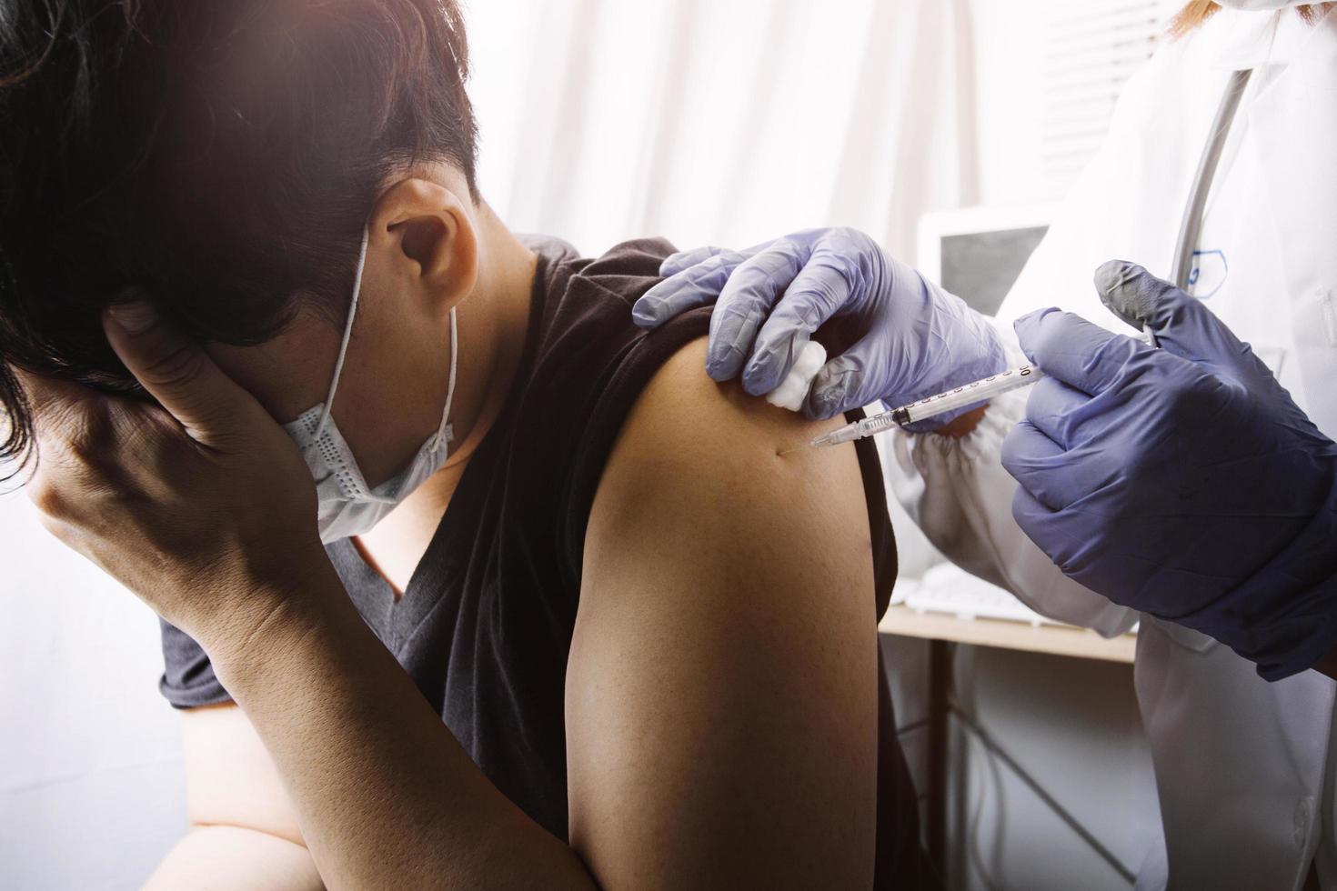 doppelbelichtung des gesundheits- und medizinkonzepts. Arzt und moderne virtuelle Bildschirmschnittstelle. foto