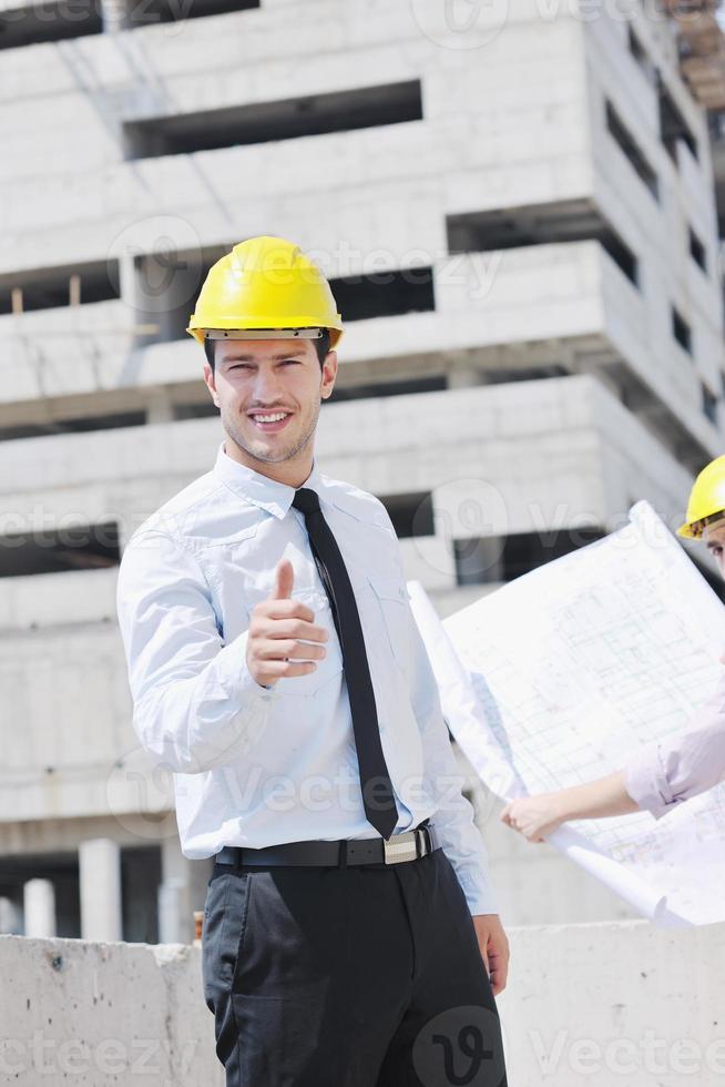 Architektenteam auf der Baustelle foto