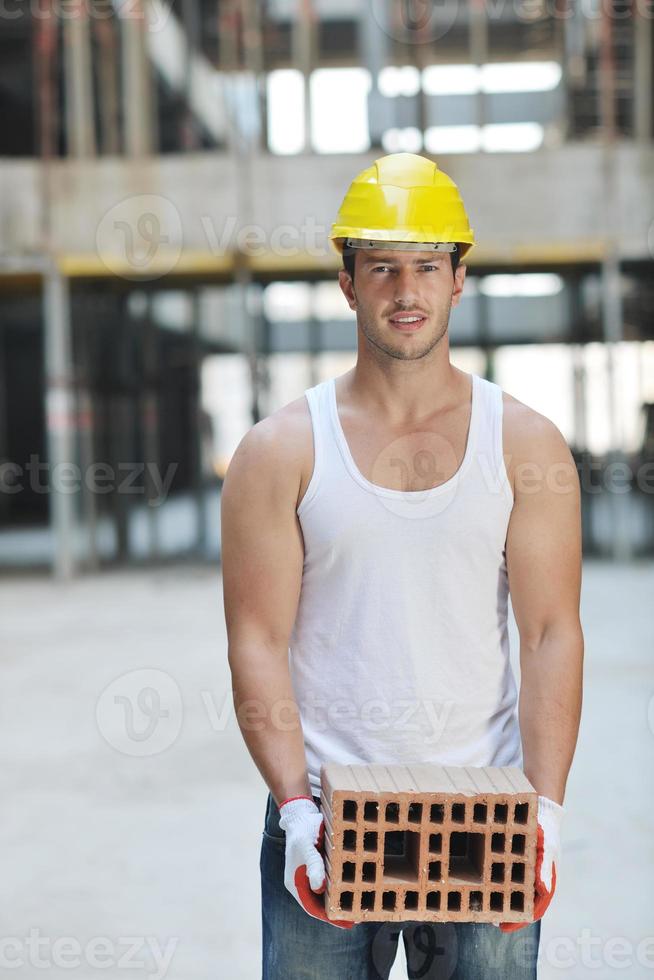 harter Arbeiter auf der Baustelle foto