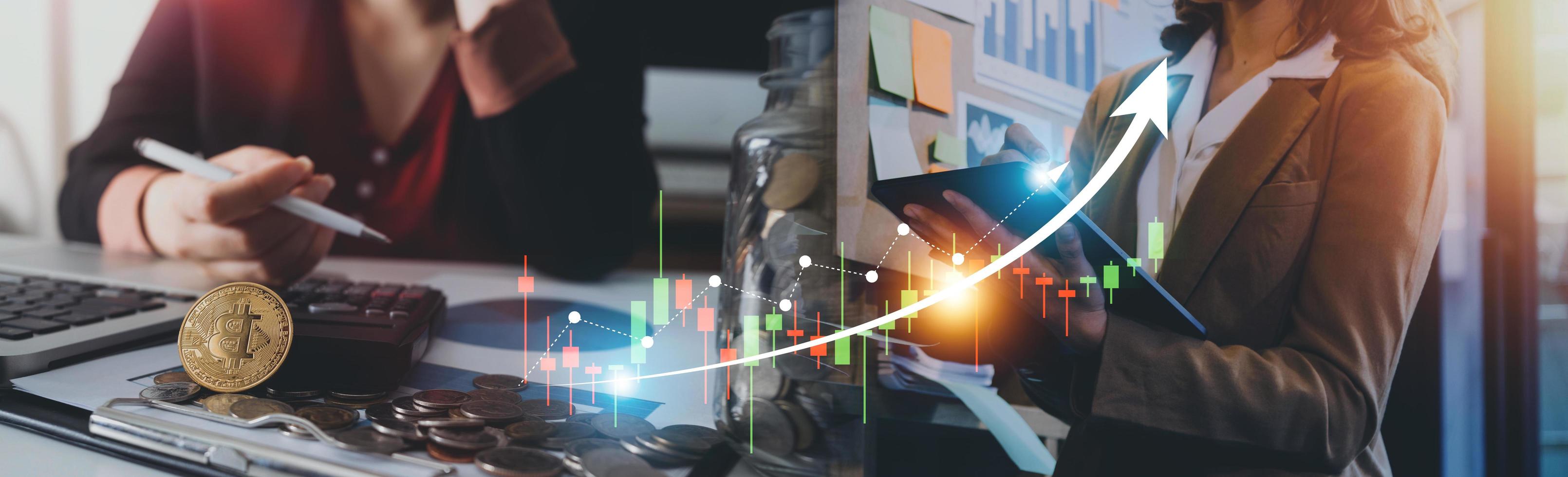 Business Finance Technology und Investment Trading Trader Investor. Börseninvestmentfonds und digitale Assets. geschäftsmann, der die finanzdaten des forex-handelsdiagramms analysiert. foto