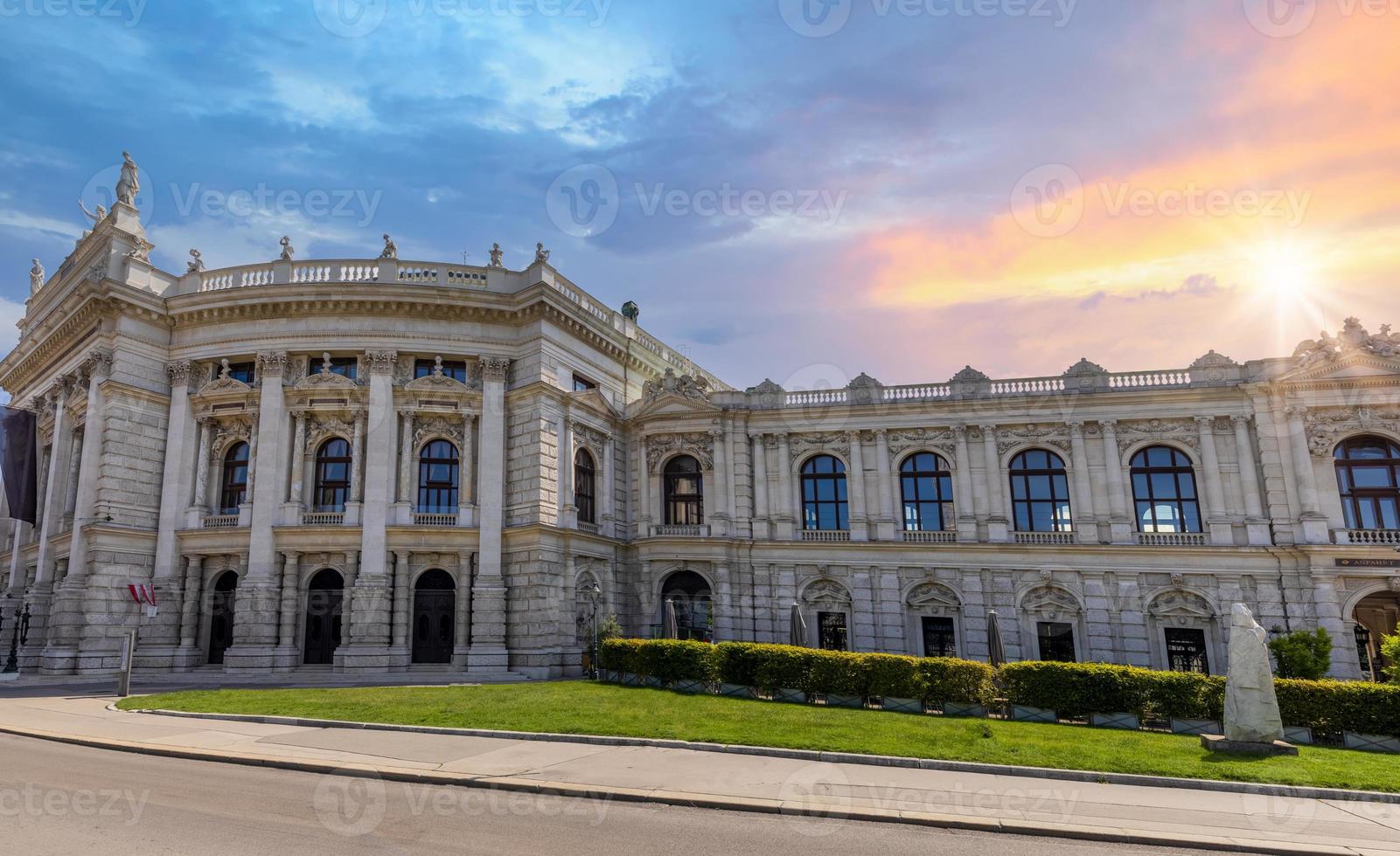 österreich, nationales kunst- und operntheater burgtheater in der historischen altstadt wien foto