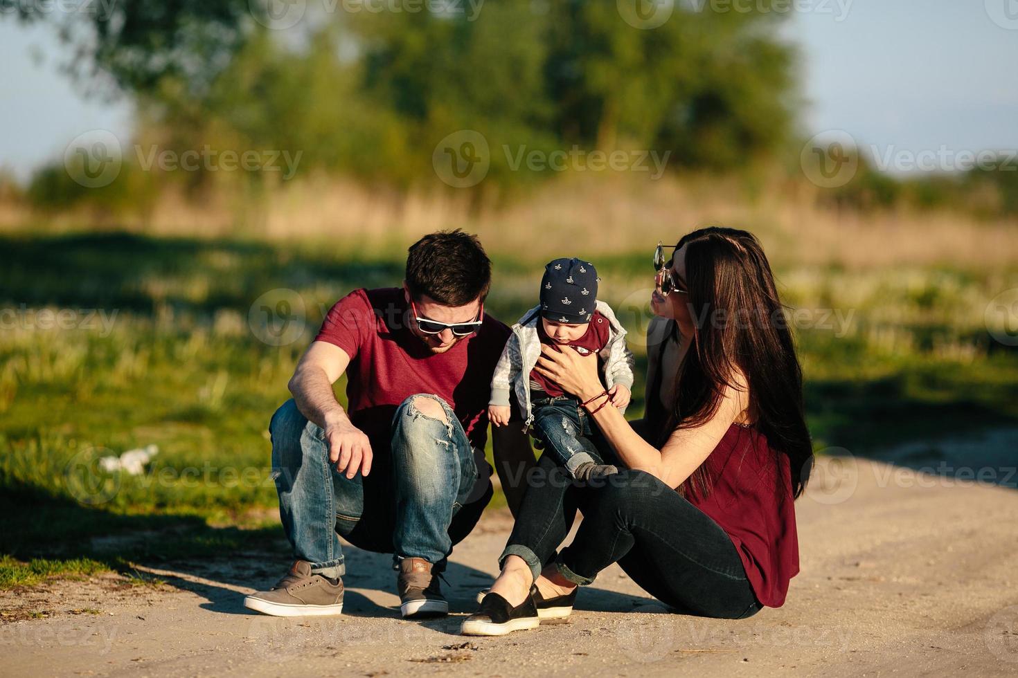 junge familie mit einem kind in der natur foto