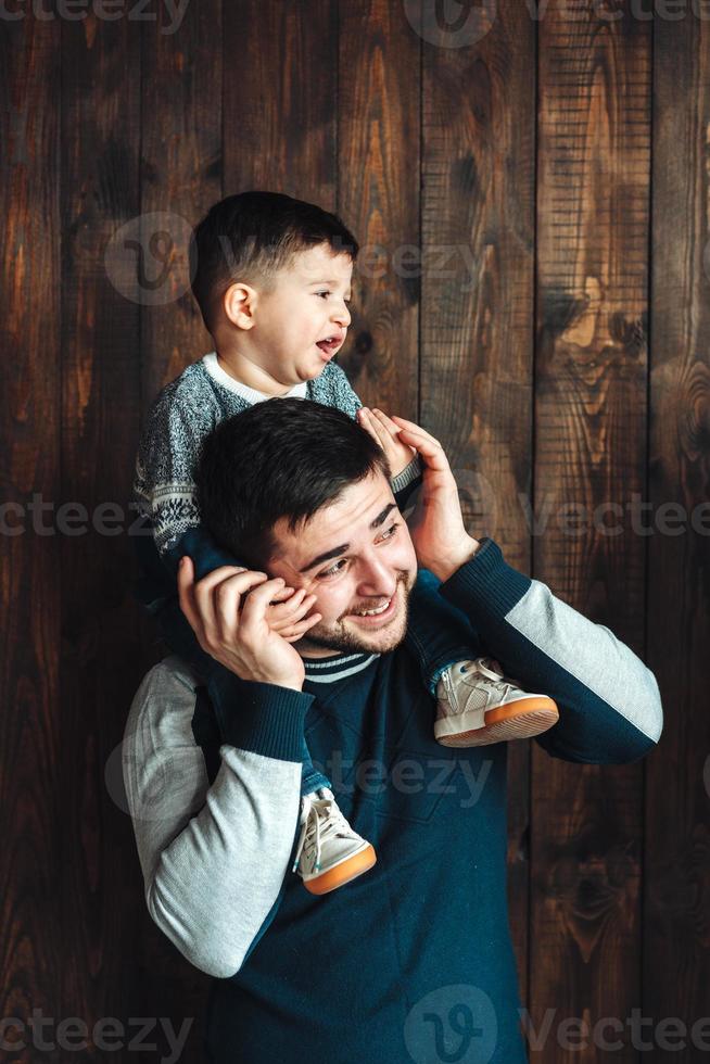 junge familie, die spaß zu hause hat foto