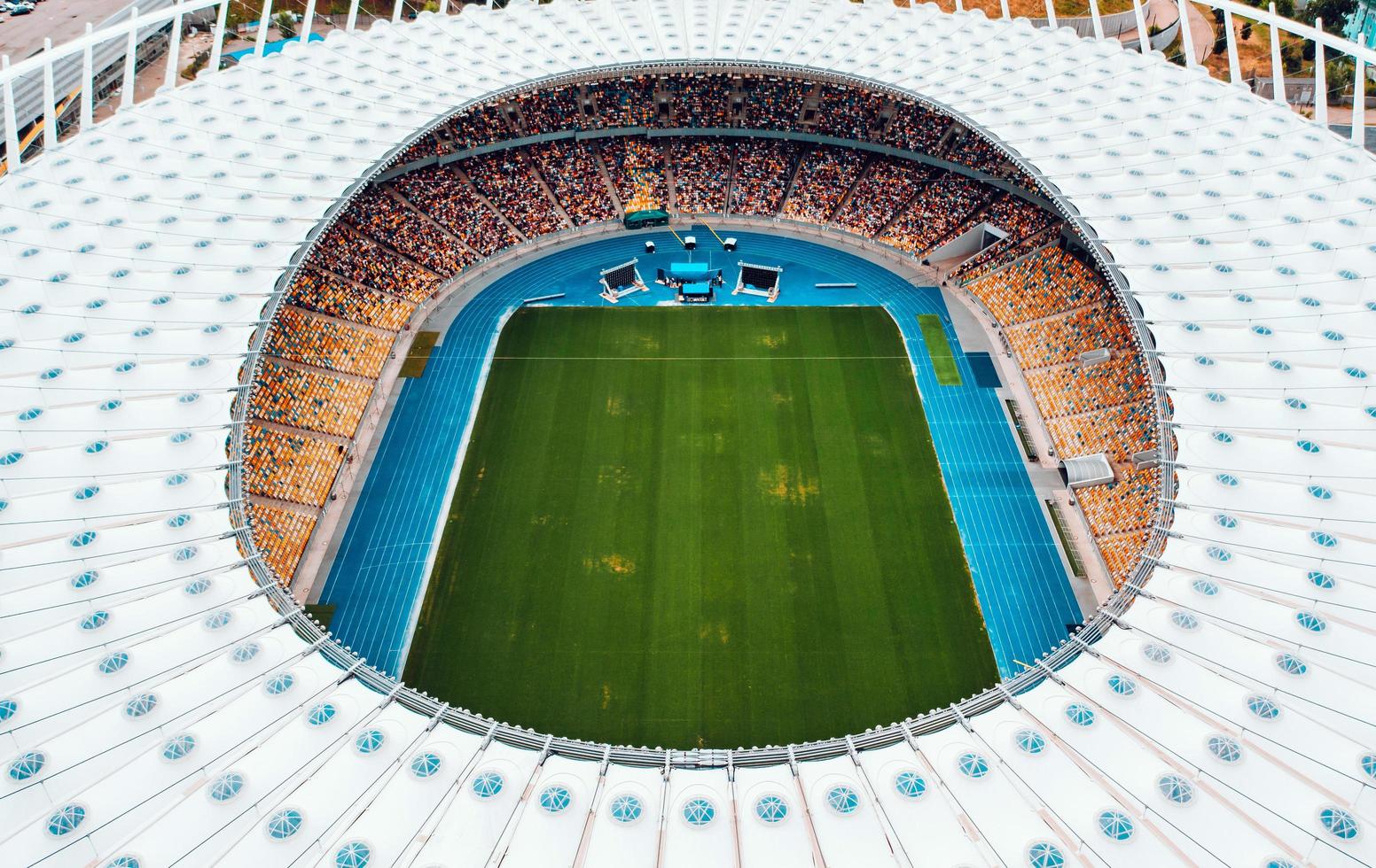 kiew, ukraine 30. juli 2019 luftaufnahme des olympiastadions und der stadt kiew. foto