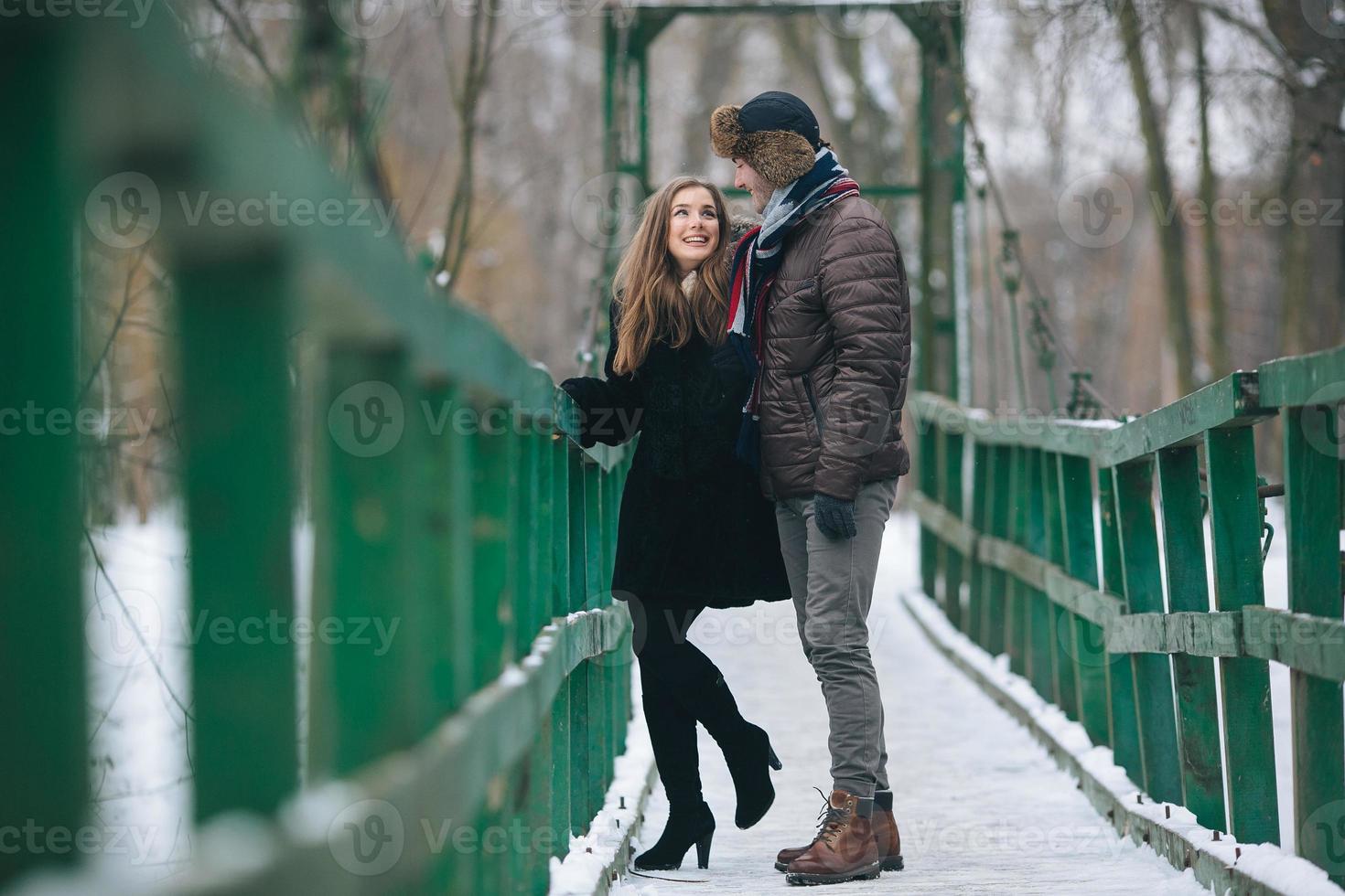 schönes Paar auf einer Brücke foto