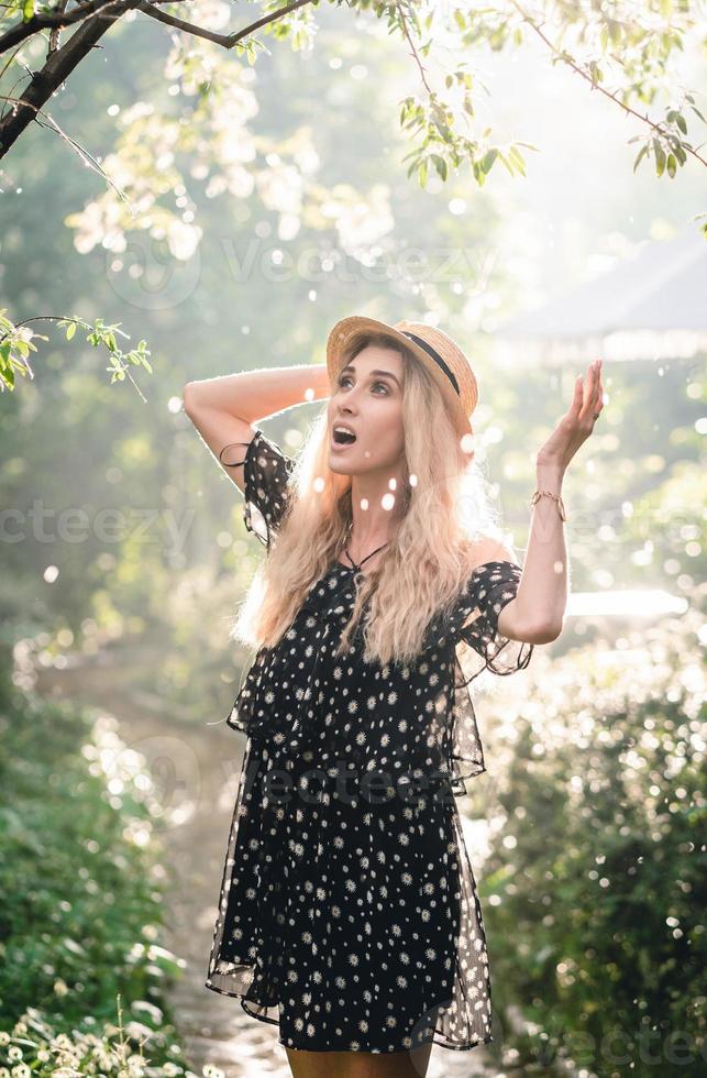 Mädchen mit Hut posiert vor der Kamera foto