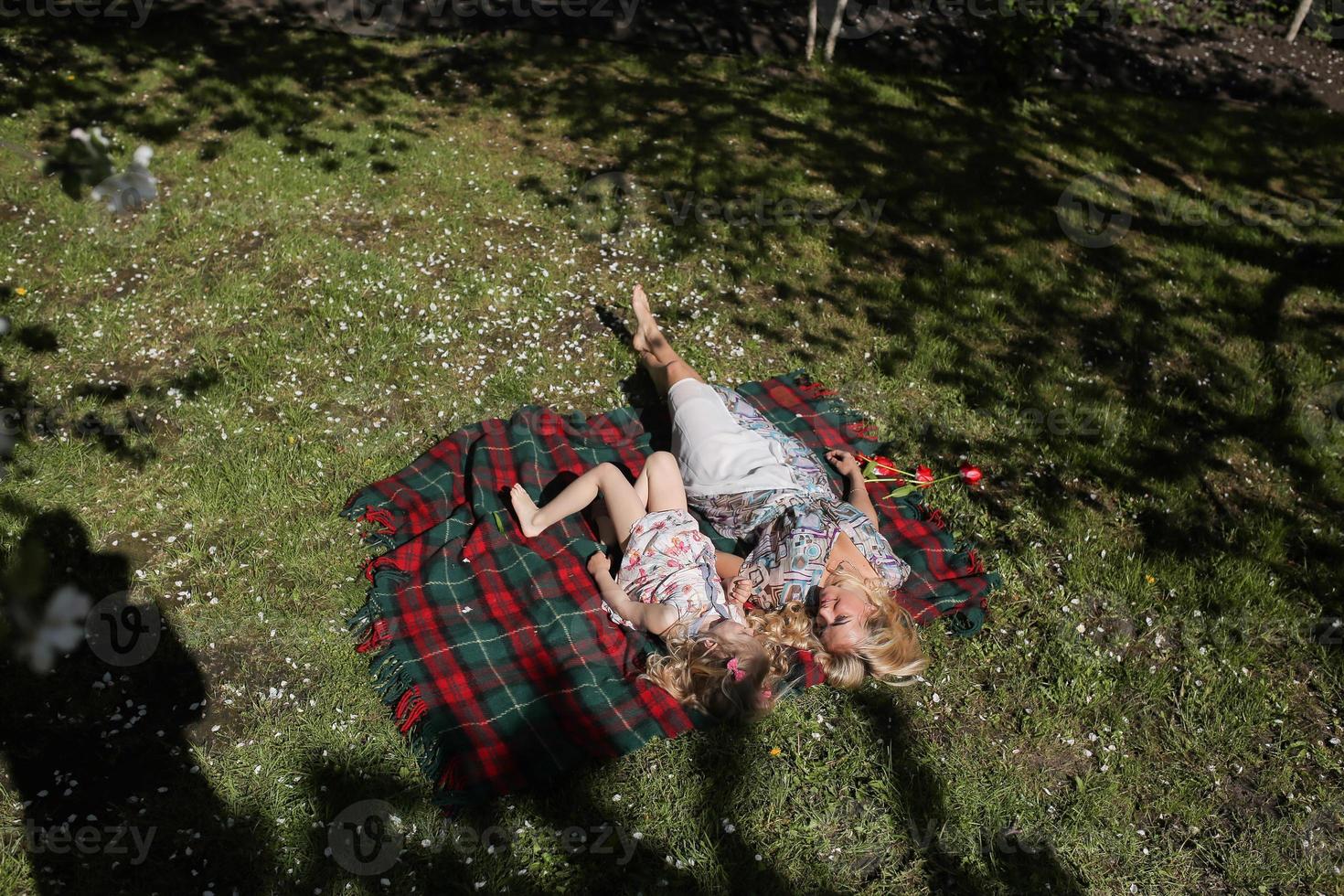 Mutter und Tochter im Garten foto