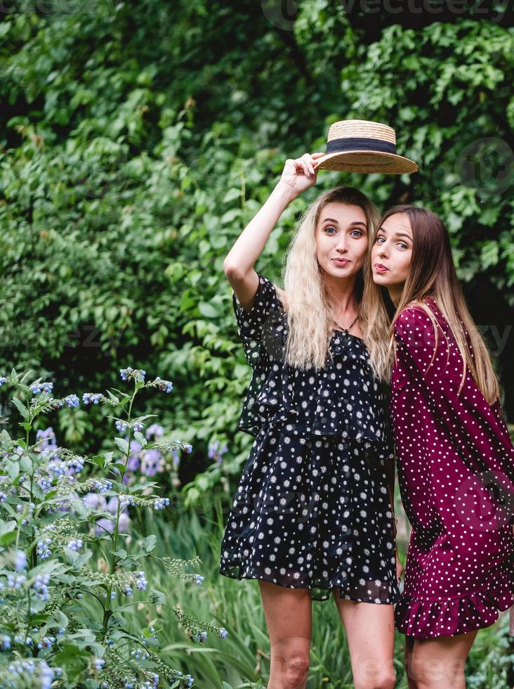 Zwei Mädchen in einem Sommerpark foto