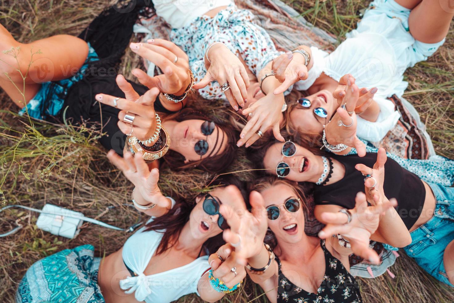 Sechs Mädchen liegen im Gras foto
