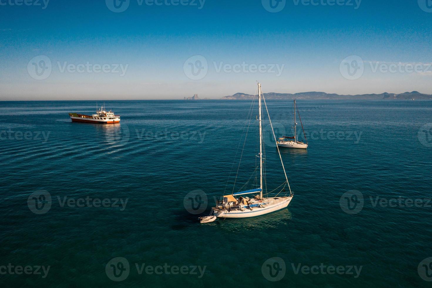 Herrliche Aussicht auf Yachtsegeln auf offener See an windigen Tagen. foto