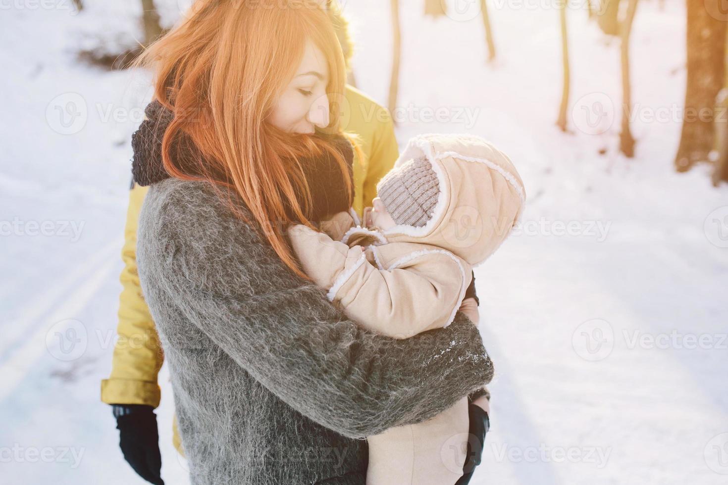 Papa Mama und Baby im Park foto