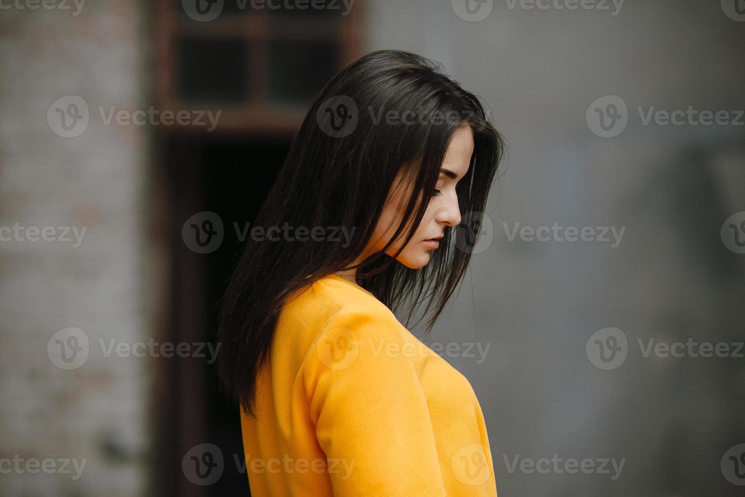 attraktive Modefrau im orangefarbenen Kleid foto