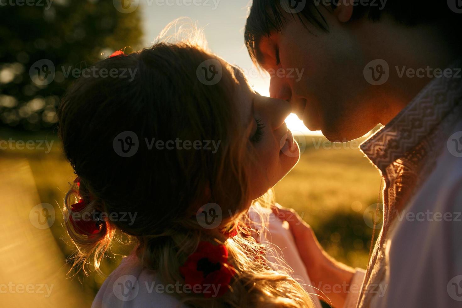 Paar küsst sich bei Sonnenuntergang foto