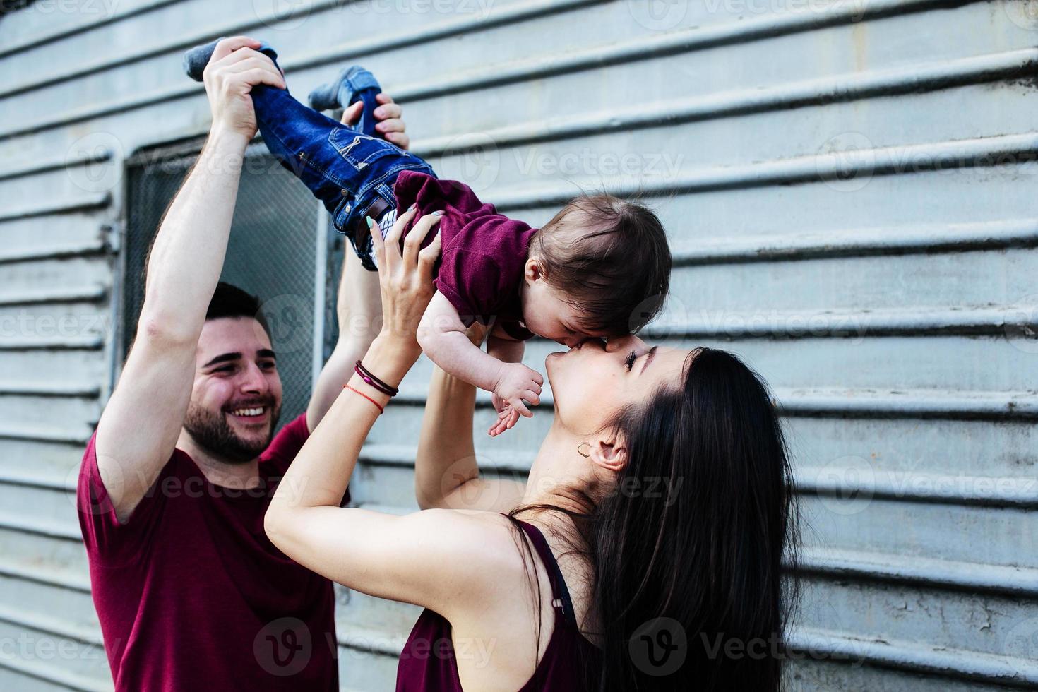 junge Familie mit einem Kind foto