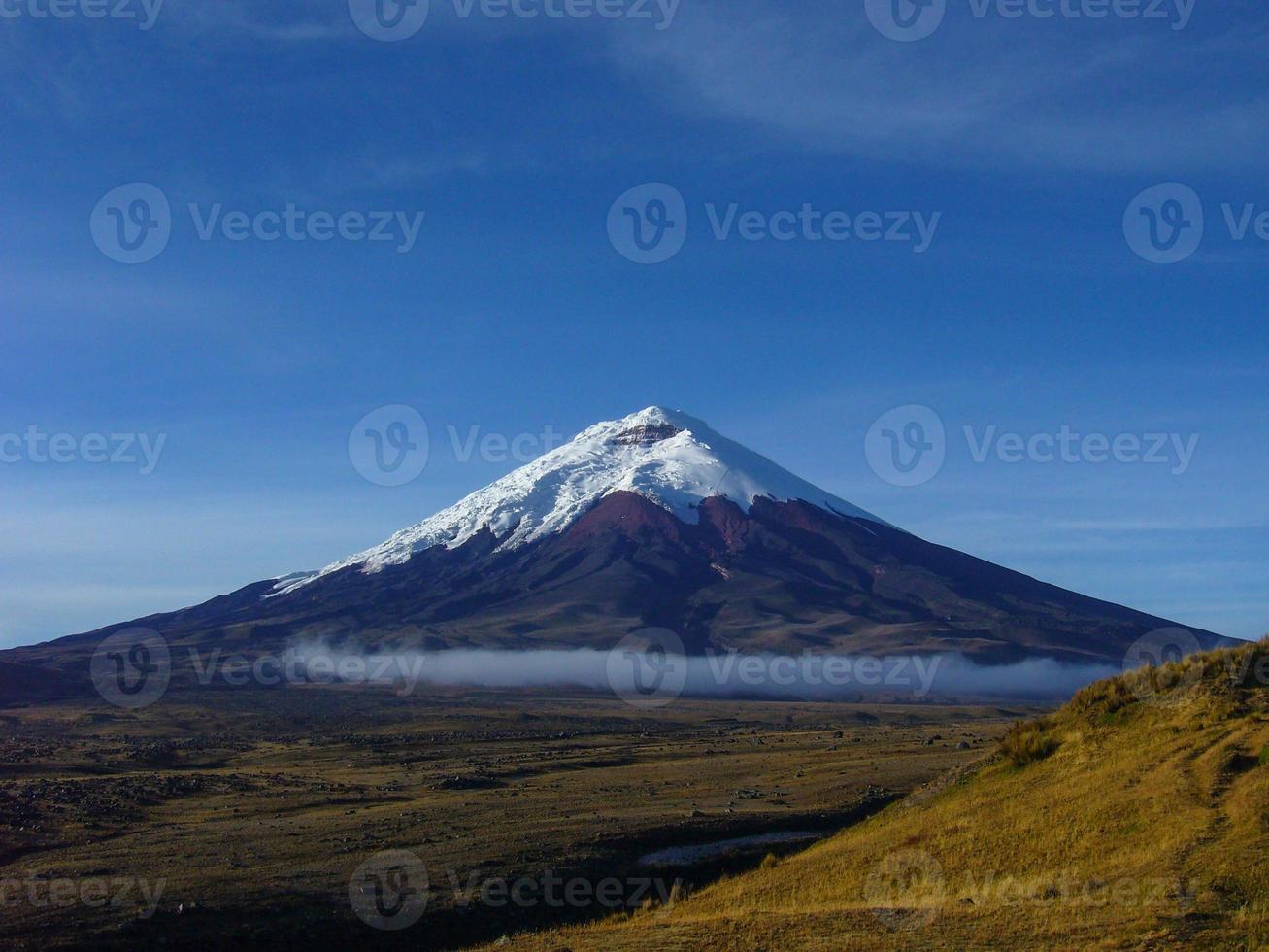 gletscherbedeckter Vulkan mt. cotopaxi, ecuador, früh morgens foto