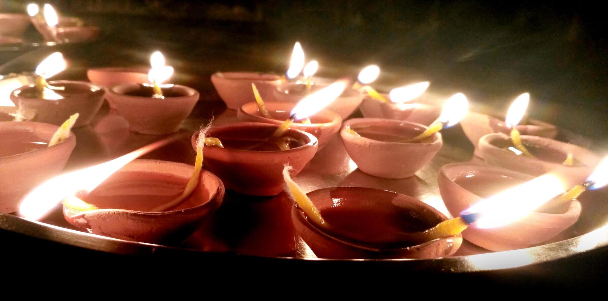 brennende Öllampen-Diyas beim Diwali-Fest foto