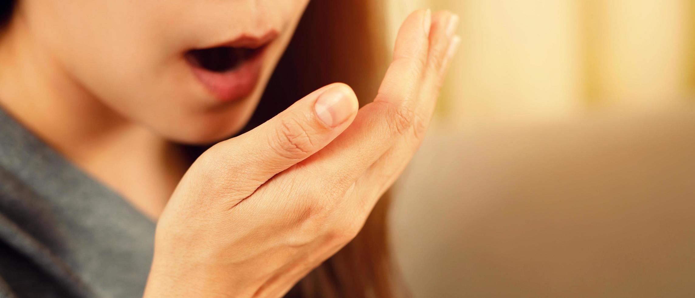 Frauen haben Mundgeruch, der durch geschwollenes Zahnfleisch verursacht wird. foto