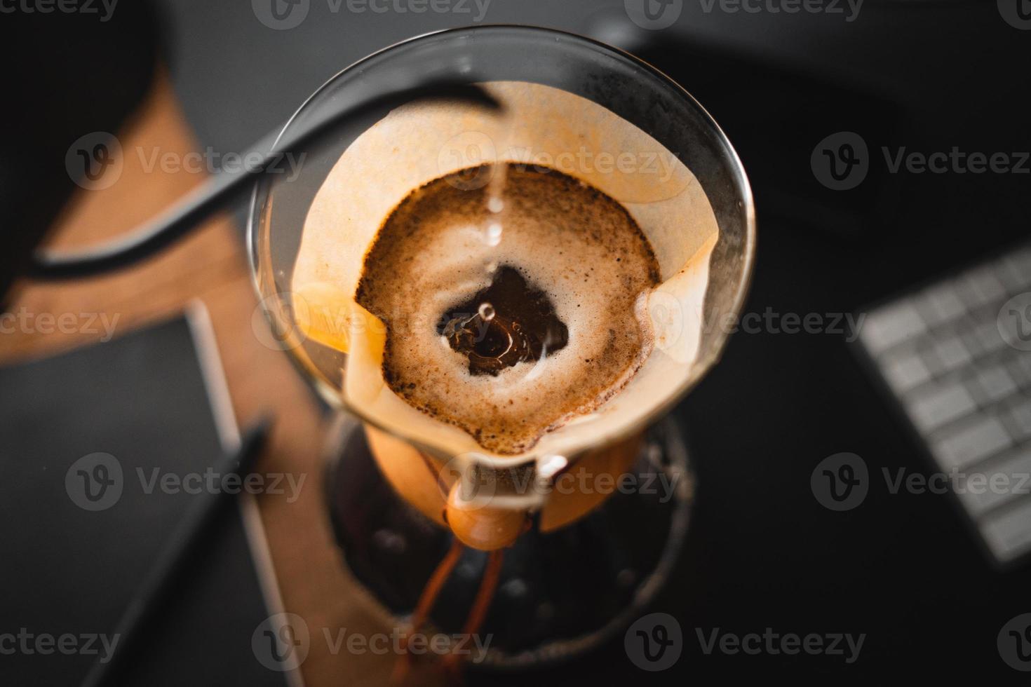 Chemex zum Aufbrühen von Kaffee, Kaffee-Chemex zum Aufgießen über Kaffeemaschine und Tropfkessel foto