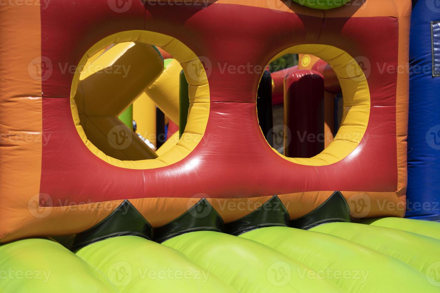 aufgeblähter Hindernisparcours. Trampolin aus Gummi. Vergnügungsviertel im Sommer. foto