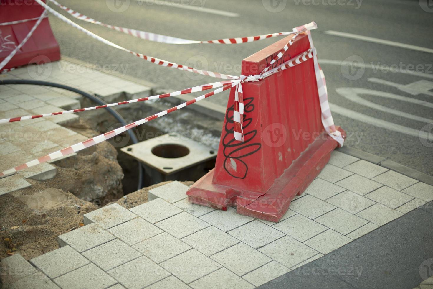 Installation von Beleuchtungsanlagen auf der Straße. Installation des Mastes entlang der Autobahn. foto