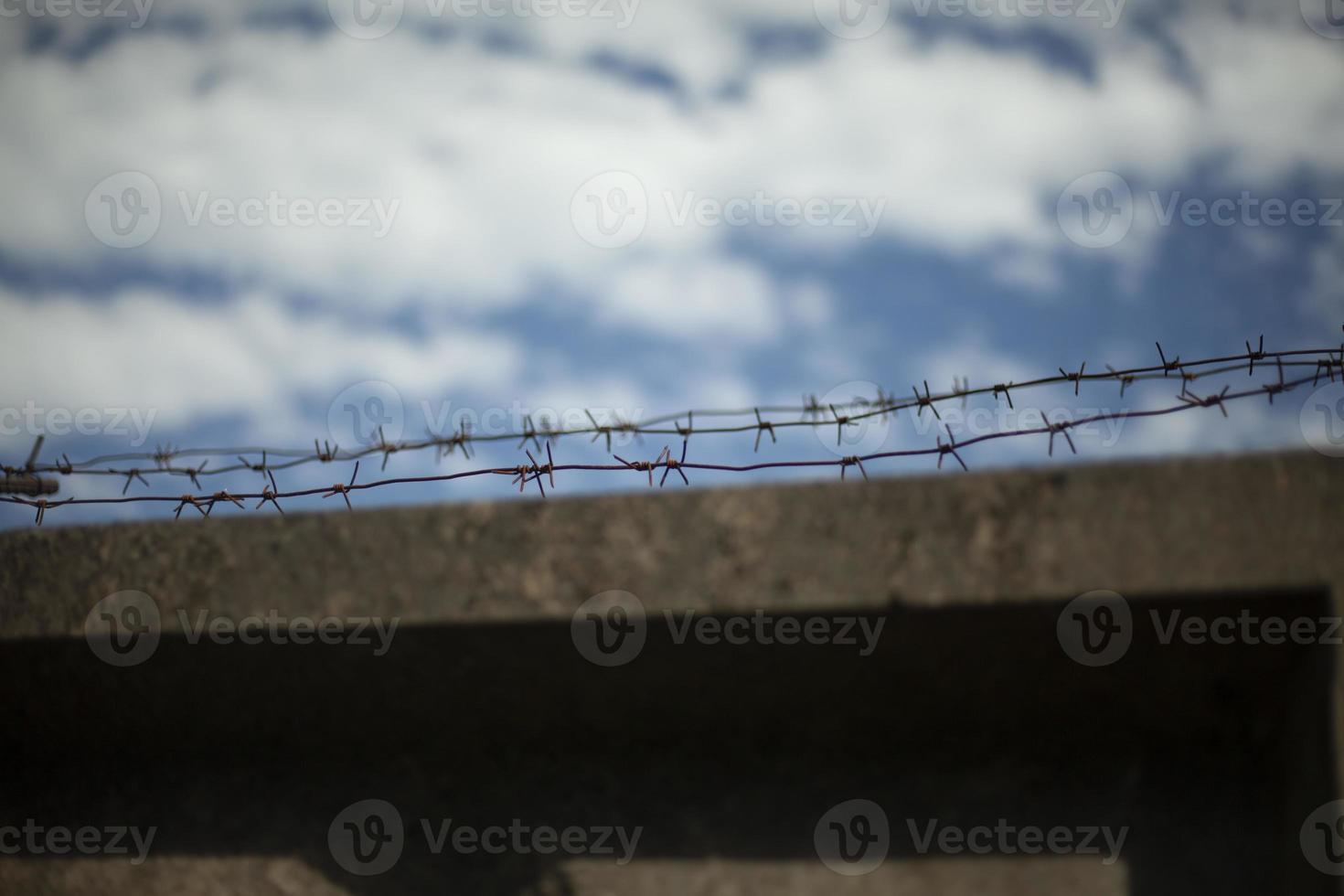 Stacheldrahtzaun. Schutz vor scharfen Spitzen. Verbotener Zaun zum Schutz von Industrieanlagen. Russisches Gefängnis. foto