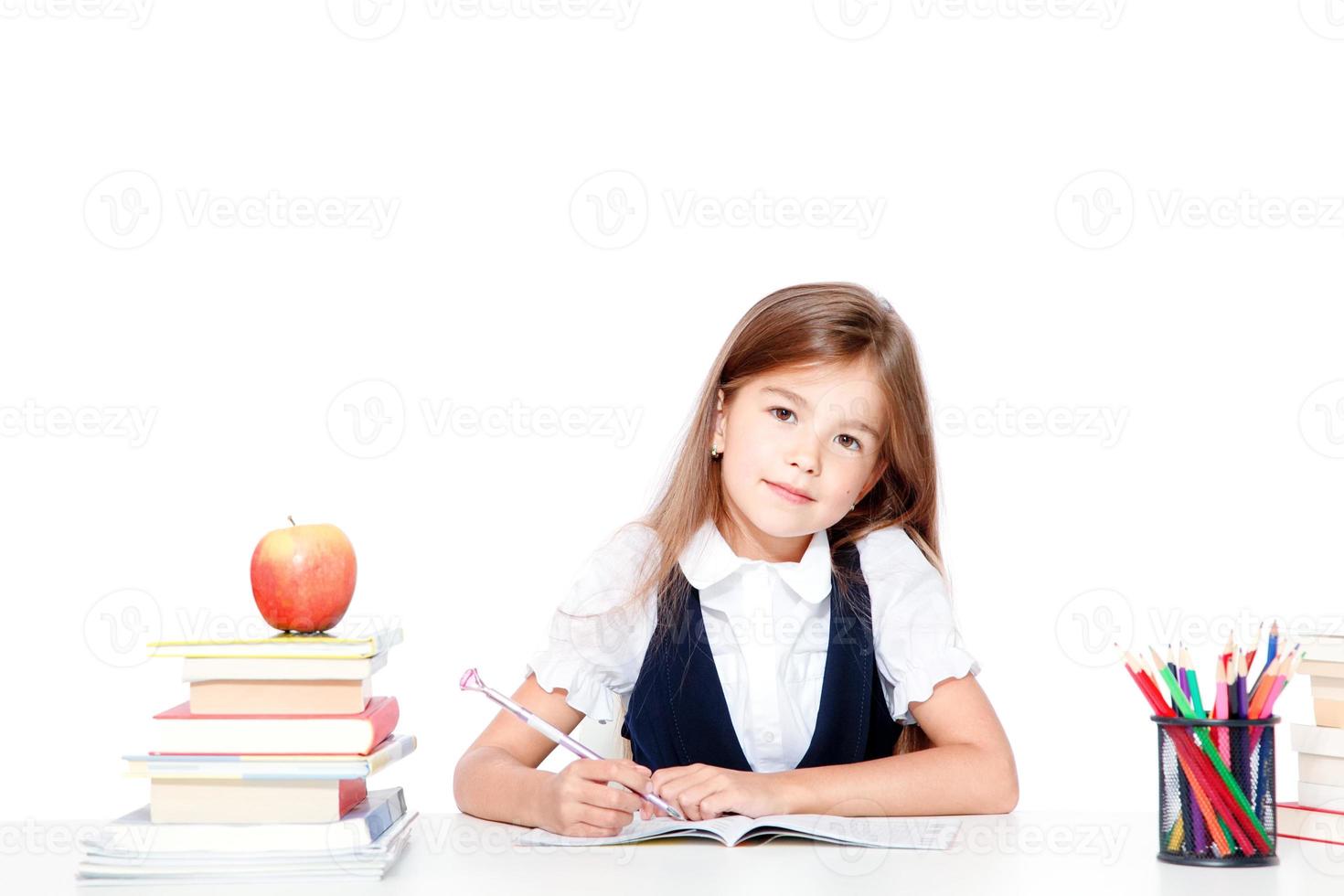 Porträt eines modernen, glücklichen und süßen Teenager-Schulmädchens. foto